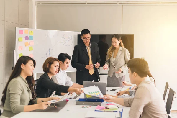 Un grupo de empresarios asiáticos están discutiendo. —  Fotos de Stock