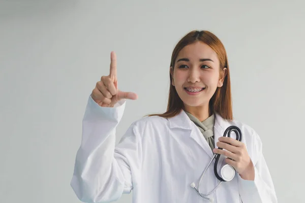 白い背景のアジアの医師の女性. — ストック写真