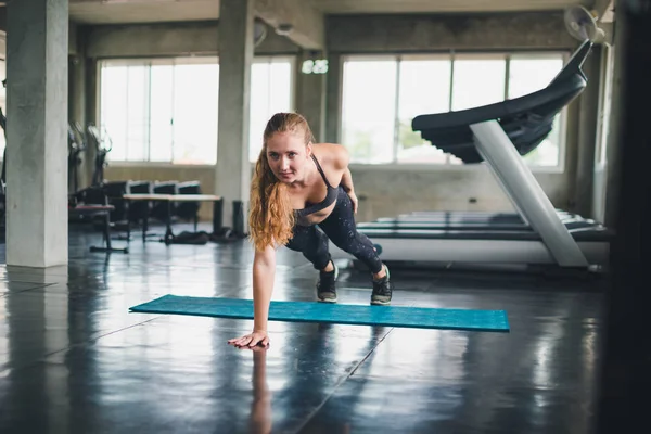 Güzel bir sporcu bir takım elbise giydi. Bir kas üzerinde gerinme