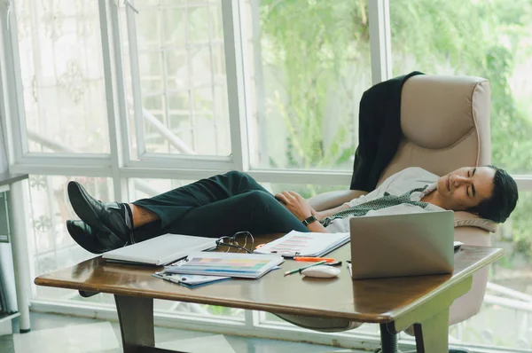 Менеджер Втомився Від Роботи Він Спить Офісі — стокове фото