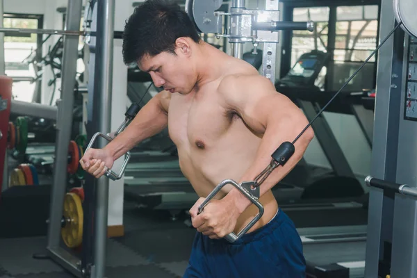 アジアの筋肉の男性はジムでウェイトを持ち上げている. — ストック写真