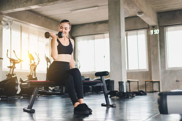 Hübsch mädchen kaukasier ist training mit heben hantel im — Stockfoto