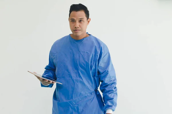白い背景のアジアの外科医男性 — ストック写真