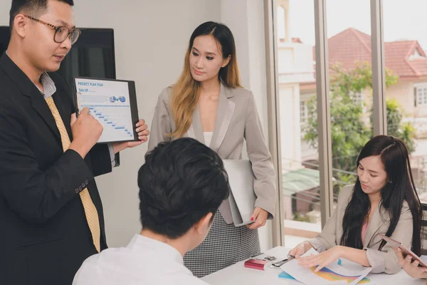 Un gruppo di imprenditori asiatici sta discutendo il loro lavoro.I presidenti — Foto Stock