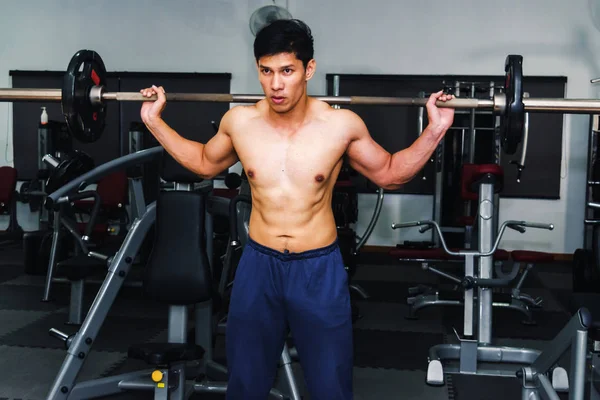 Ázsiai izmos férfiak súlyzóznak az edzőteremben.. — Stock Fotó