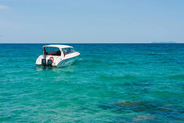 Yazın güzel mavi okyanus ve gökyüzü Güneydoğu Asya, Thaila