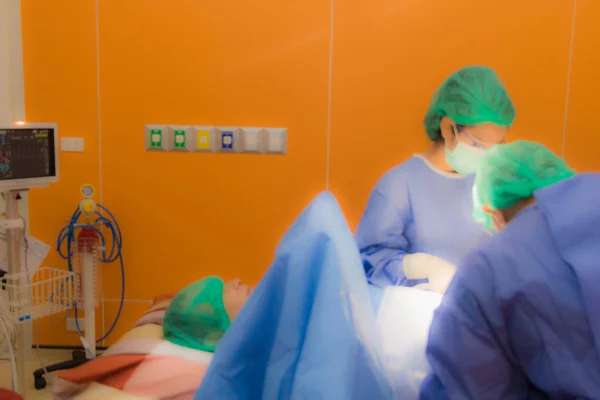 El equipo quirúrgico está realizando la cirugía para los pacientes en el —  Fotos de Stock