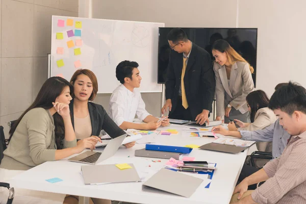Um grupo de empresários asiáticos está discutindo . — Fotografia de Stock