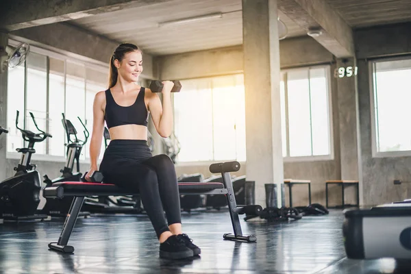 Hübsch mädchen kaukasier ist training mit heben hantel im — Stockfoto