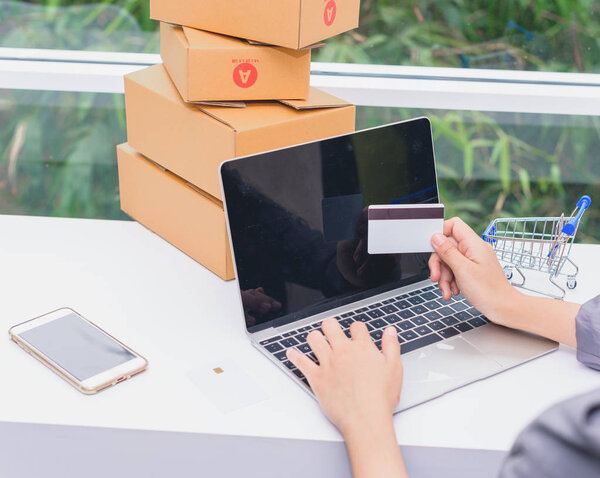 Покупатели могут совершать покупки в Интернете, используя кредитную карту из своих ноутбуков
.