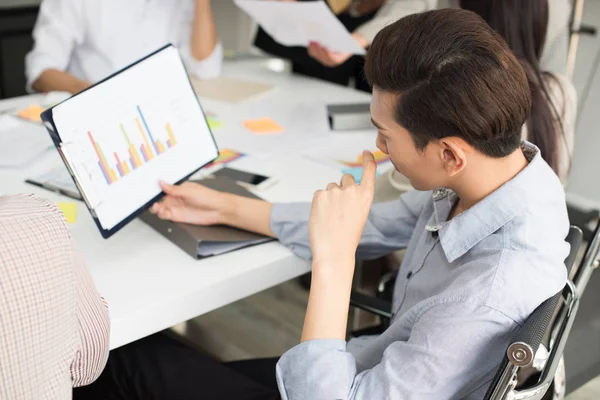 Bir grup Asyalı iş adamı....