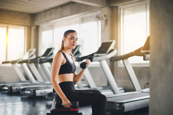 Hübsch mädchen kaukasier ist training mit heben hantel im — Stockfoto