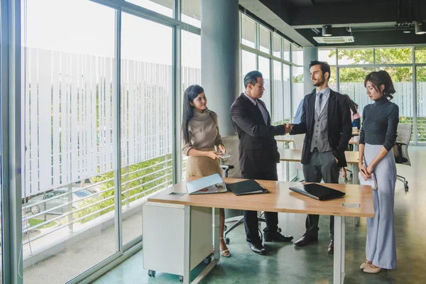 Yöneticiler ve sekreterler başarılı bir otobüs sonrasında el ele tutuşuyorlar