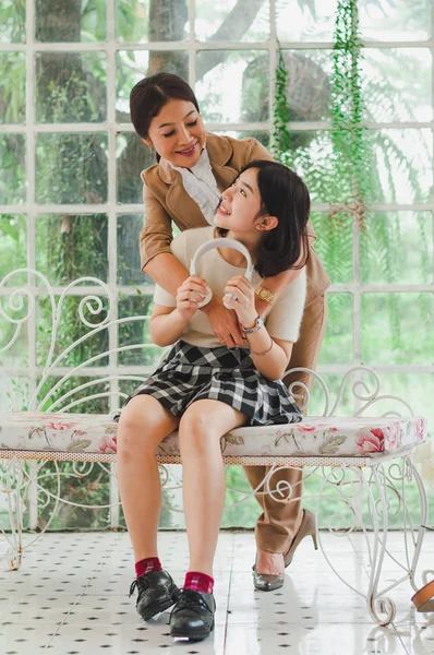 Saat-saat bahagia ibu dan anak bermain dan memeluk ea — Stok Foto