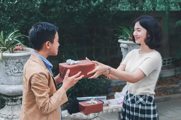 Sevgililer Günü 'nde sevgilisini hediye etmeye hazırlanan kız arkadaş.