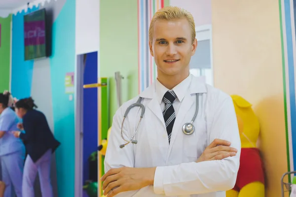 El doctor se encuentra en el pasillo del hospital.. —  Fotos de Stock