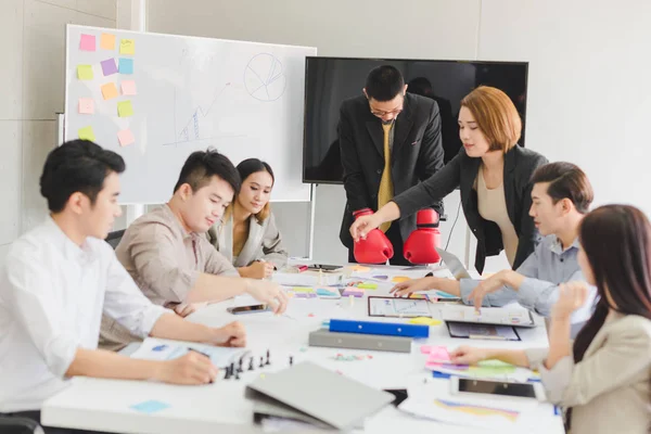 Un grupo de empresarios asiáticos está discutiendo . —  Fotos de Stock