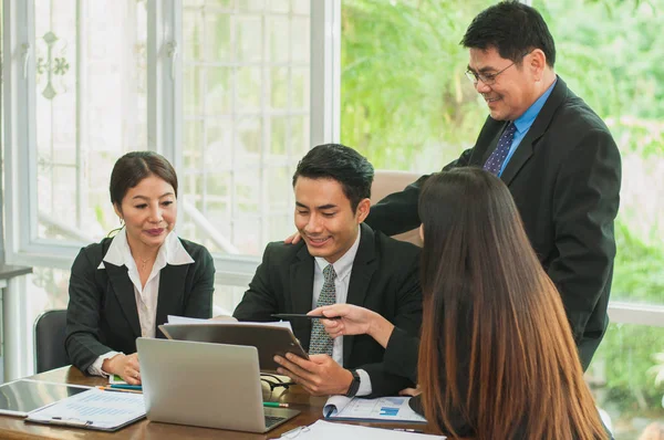 Yöneticiler ve çalışanlar iş yerinde iş konuşuyorlar.