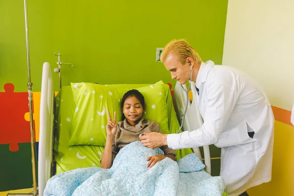 El médico está escuchando al corazón usando un sethoscope y exámenes —  Fotos de Stock