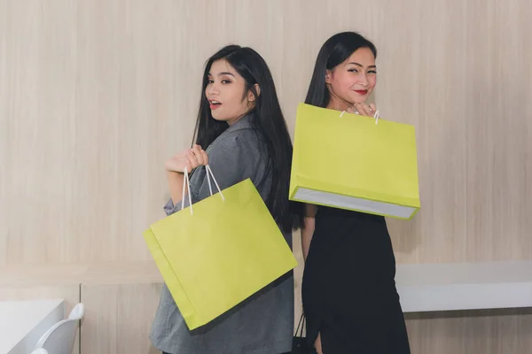 Portret van Aziatische meisjes winkelen leuk om te gaan winkelen.Toon tassen een — Stockfoto
