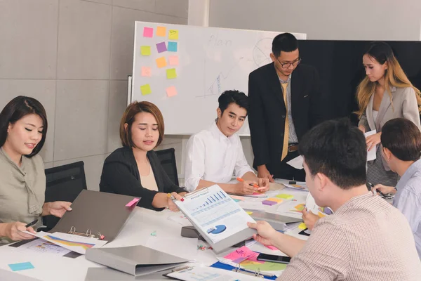 Sekelompok pengusaha Asia sedang mendiskusikan pekerjaan mereka. — Stok Foto