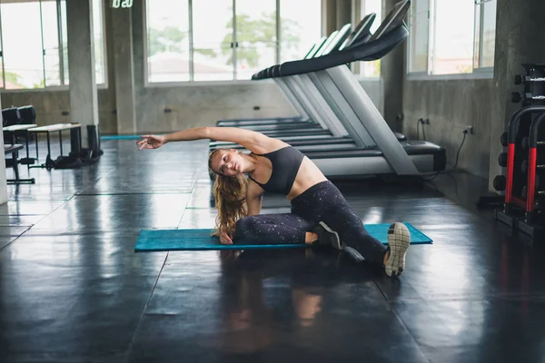 Güzel bir sporcu bir takım elbise giydi. Bir kas üzerinde gerinme