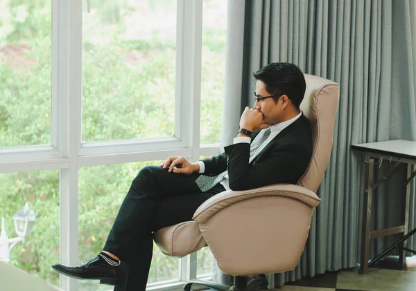 Genç Asyalı İş Adamı Koltuğu dinleniyor. Ve dikkat et — Stok fotoğraf