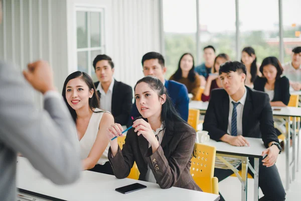 Asiatico parlante maschile sta parlando a seminari e workshop per il — Foto Stock