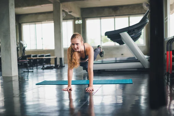 Güzel bir sporcu bir takım elbise giydi. Bir kas üzerinde gerinme