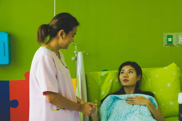 Perawat Mengunjungi Dan Memeriksa Pasien — Stok Foto