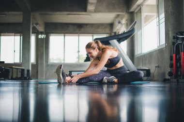 Güzel bir sporcu bir takım elbise giydi. Bir kas üzerinde gerinme