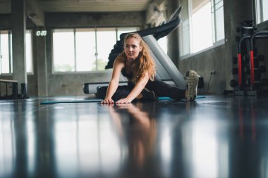 Güzel bir sporcu bir takım elbise giydi. Bir kas üzerinde gerinme