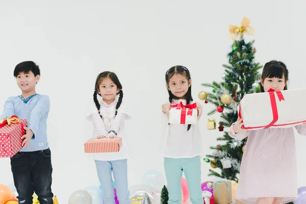 Niños asiáticos Regalos para celebrar Navidad y Año Nuevo. o — Foto de Stock