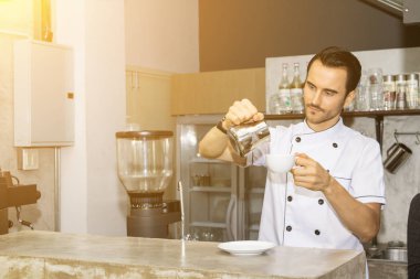 Barista bir kafede kahve yapıyor..