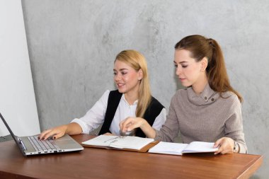 İki kadın okuyor ve öğretiyor. 