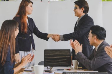 İş adamları el sıkışıyor çünkü birlikte çalışıyorlar..