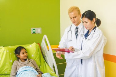 Doktor hastanın incelenmesi.