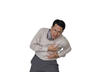 Kalp ağrısı olan Asyalı iş adamı.