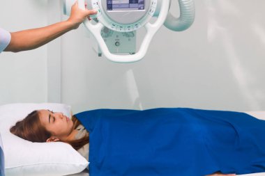 Asyalı erkek radyologlar röntgenleri hazırlayıp hazırlıyorlar..