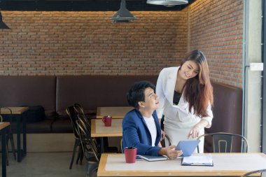 Asyalı iş adamı ve Asyalı iş kadını.