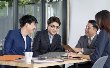 İş adamları bir kahve dükkanında iş konuşuyorlar..