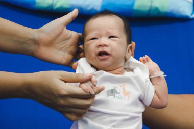 Hastanede annelerin kucağında doğan bebekler.