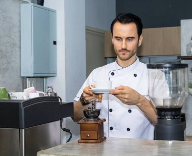 Barista bir kafede kahve yapıyor..