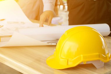 Bir grup mühendis inşaat için bir plan bakıyor