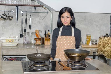 Asyalı kadın şefler mutfakta yemek pişiriyor..