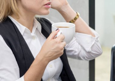 Kadınlar okuyor ve öğretiyor. 