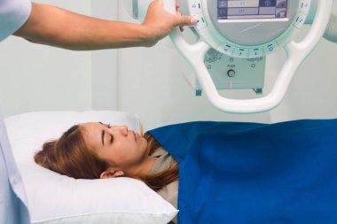 Asyalı erkek radyologlar röntgenleri hazırlayıp hazırlıyorlar..