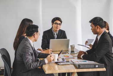 İş adamları iş konuşuyorlar..