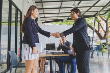 İş adamları el sıkışıyor çünkü birlikte çalışıyorlar..