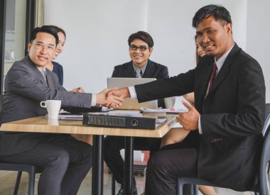 İş adamları iş konuşuyorlar..